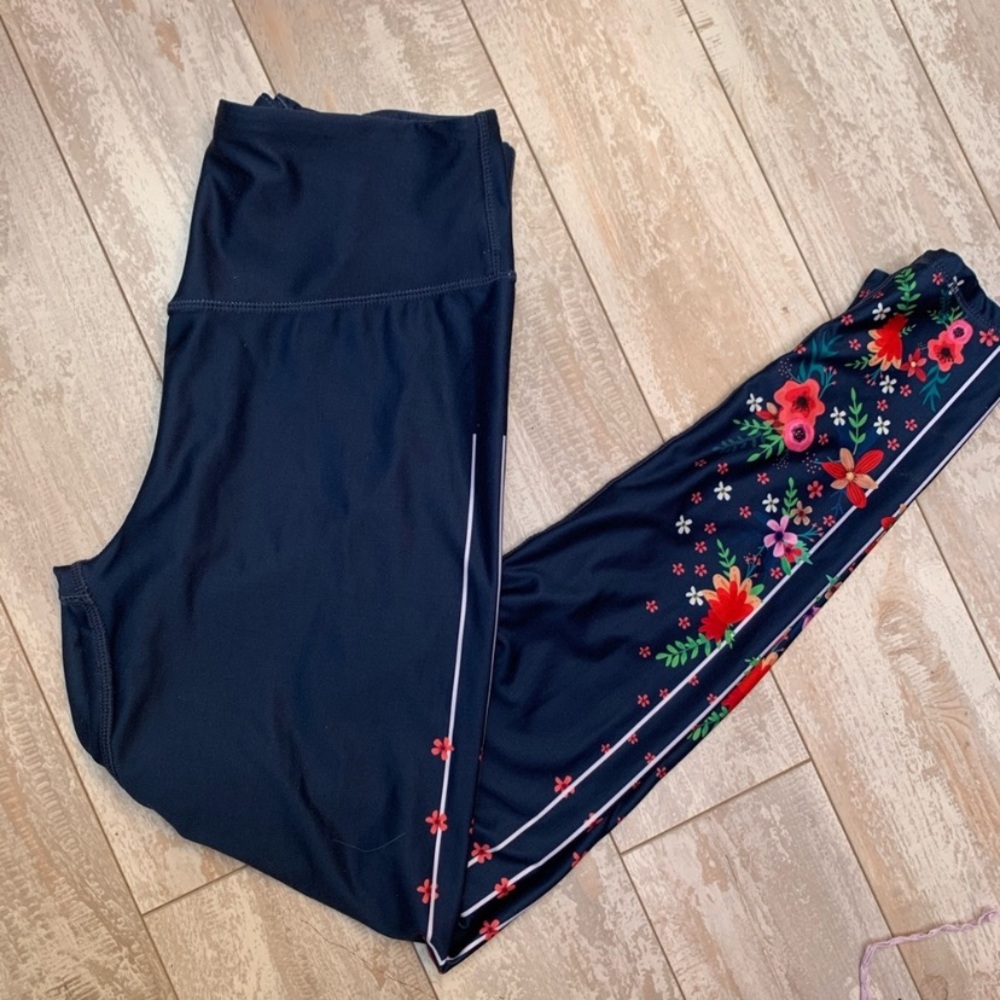 NWOT Kyodan Shiny Floral Leggings
